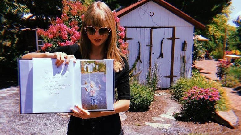 Taylor Swift posant devant la maison de son enfance