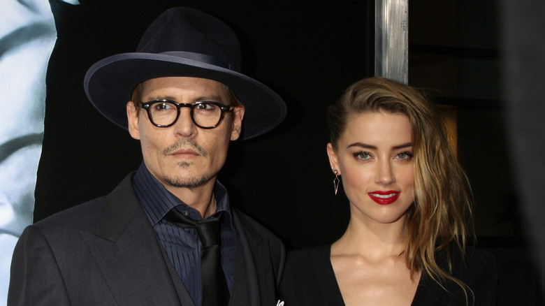 Johnny Depp et Amber Heard sourient