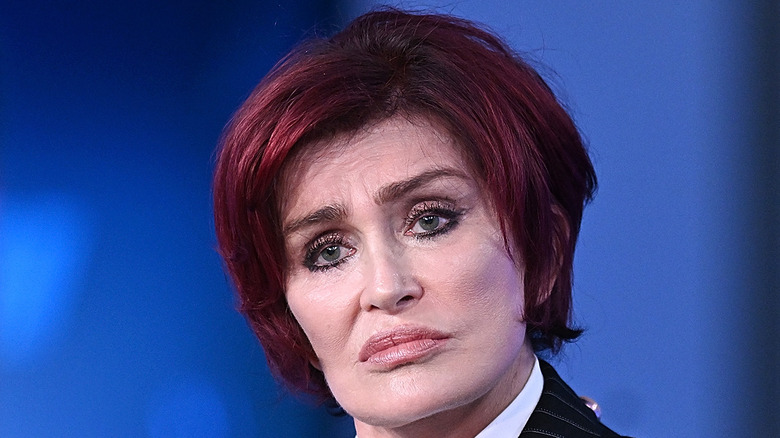 Sharon Osbourne écoute