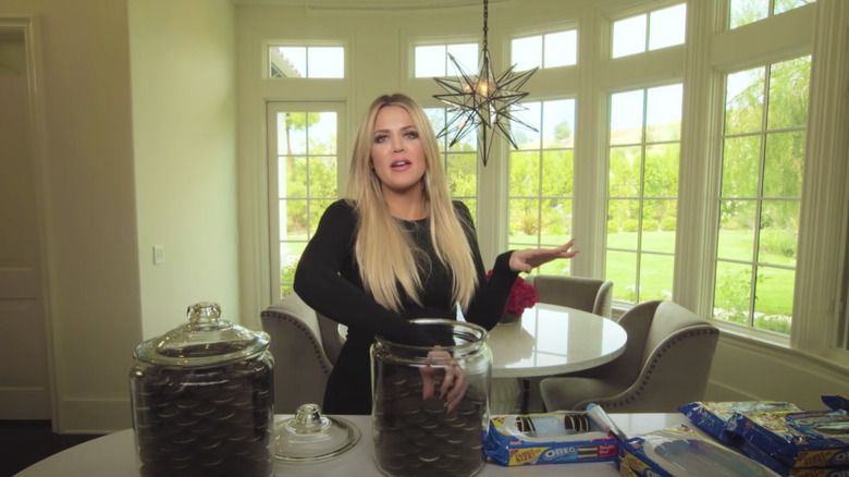 Khloé Kardashian arrange des biscuits dans un bocal