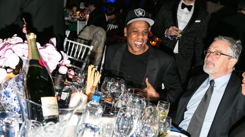 Jay-Z et Robert De Niro souriants au gala amFAR