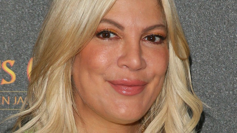 Tori Spelling souriant