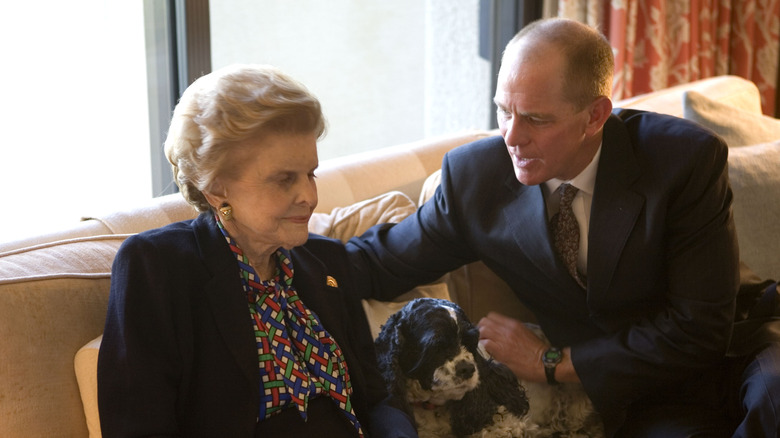 Steven Ford et Betty Ford discutent