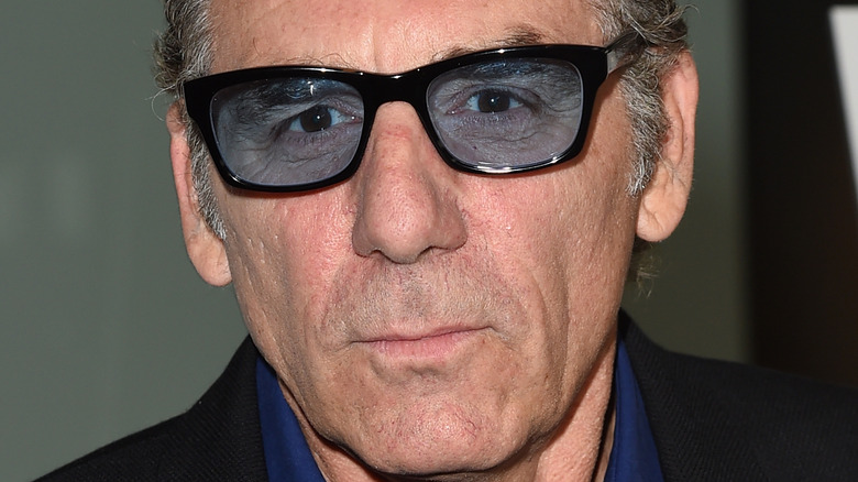 Michael Richards portant des lunettes teintées bleues