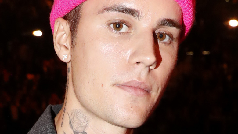 Justin Bieber en bonnet rose 