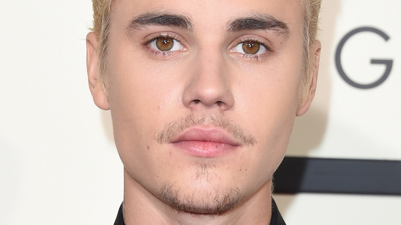 Justin Bieber cheveux blonds platine 