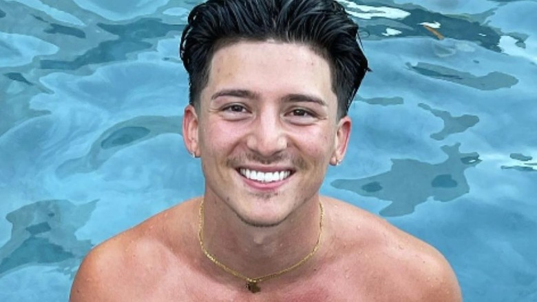 Tony Lopez souriant dans la piscine