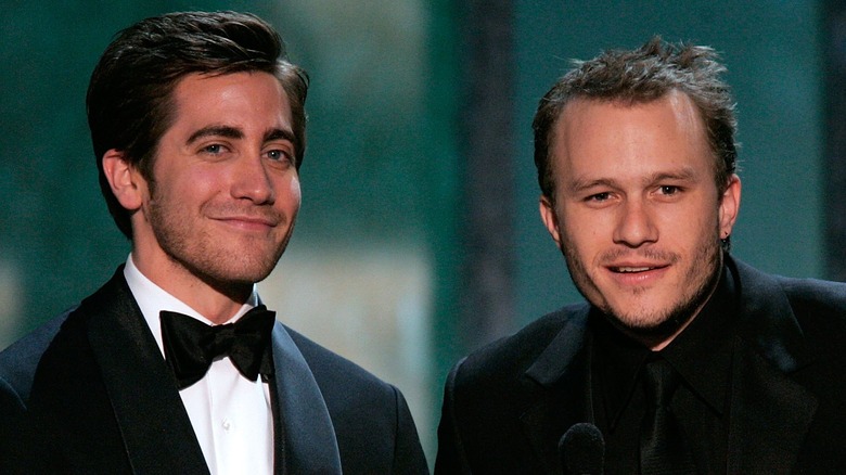 Jake Gyllenhaal et Heath Ledger lors d'une remise de prix