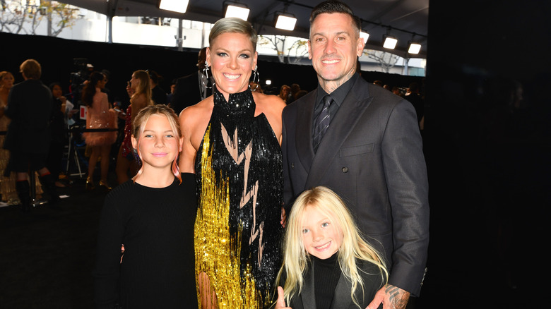 Pink, Carey Hart et leurs enfants posant lors d'un événement