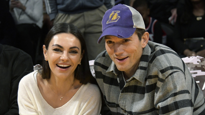 Mila Kunis et Ashton Kutcher lors d'un match de basket
