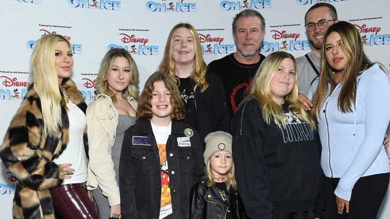 Tori Spelling et sa famille posant lors d'un événement