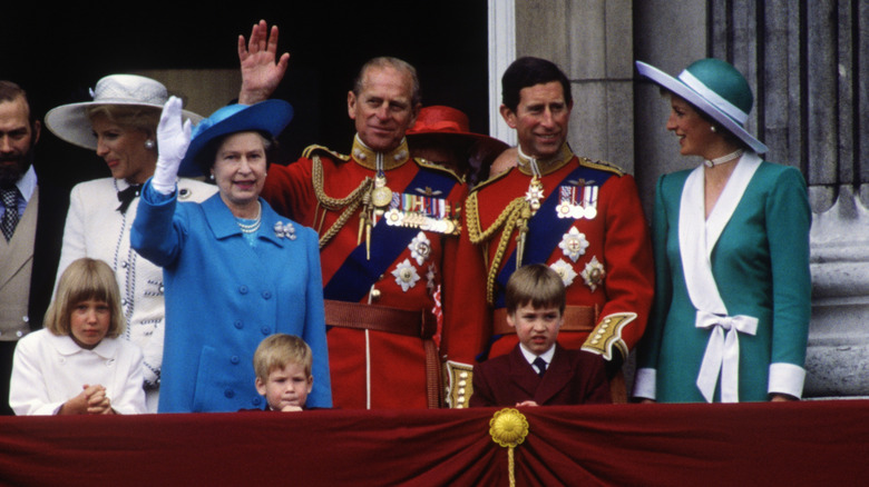 La famille royale saluant sur le balcon