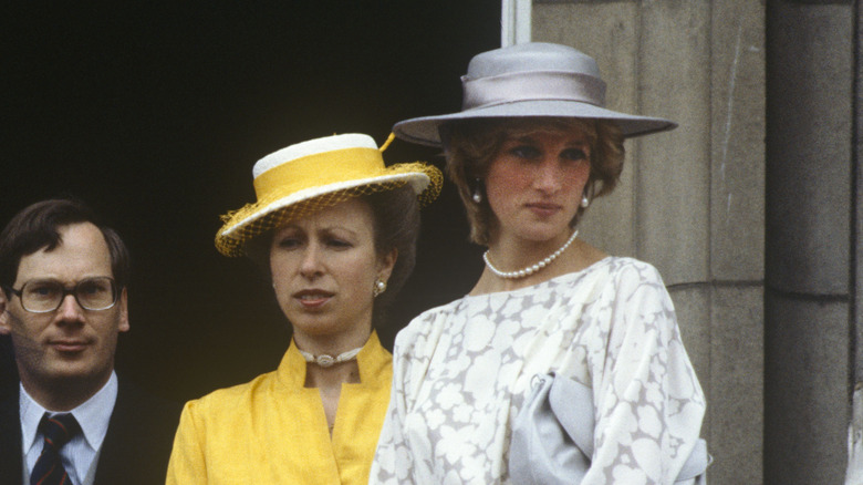 La princesse Anne et la princesse Diana lors d'un événement 