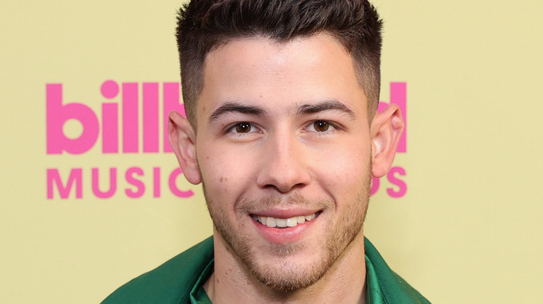 Nick Jonas souriant