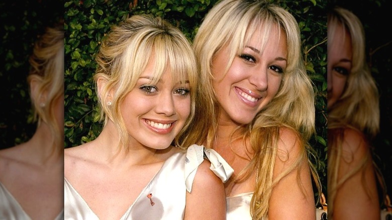 Les adolescentes Hilary et Haylie Duff souriantes