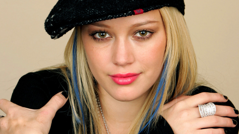 Hilary Duff posant avec un look punk