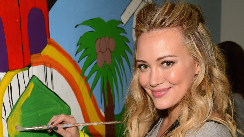 Hilary Duff peignant pour une association caritative en 2012