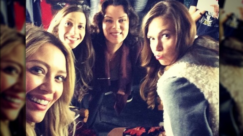 Hilary Duff, Molly Bernard, Debi Mazar et Sutton Foster posant