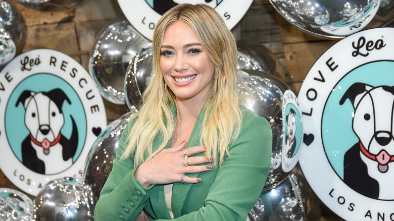 Hilary Duff sourit à un événement caritatif pour chiots