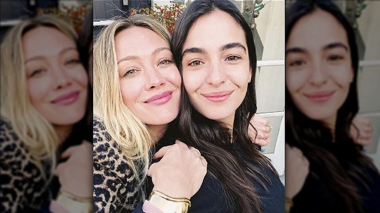 Hilary Duff souriant avec Alanna Masterson