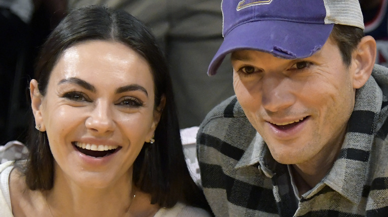 Mila Kunis et Ashton Kutcher assis