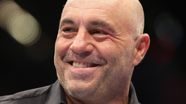 Joe Rogan souriant