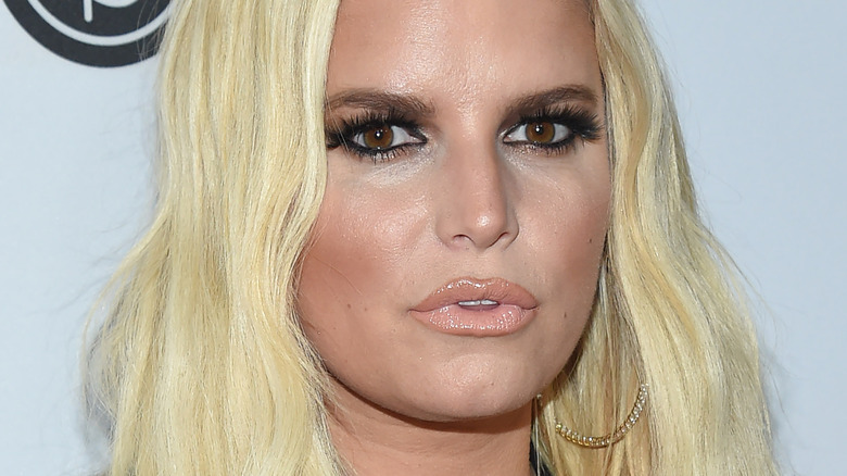 Jessica Simpson fronçant les sourcils