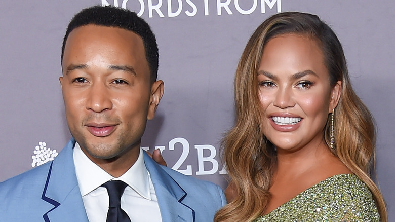 Chrissy Teigen et John Legend posent