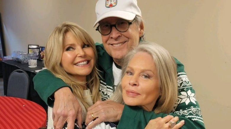 Christie Brinkley, Chevy Chase et Beverly D'Angelo se font un câlin