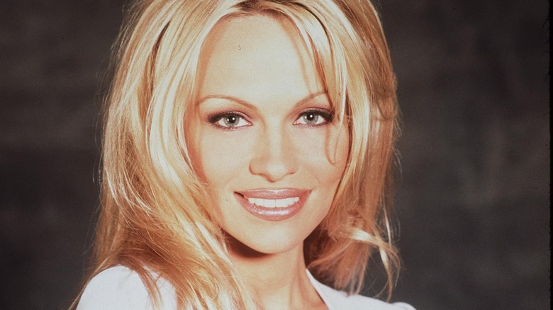 Pamela Anderson souriante