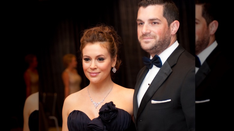 Alyssa Milano et David Buglari posant ensemble.