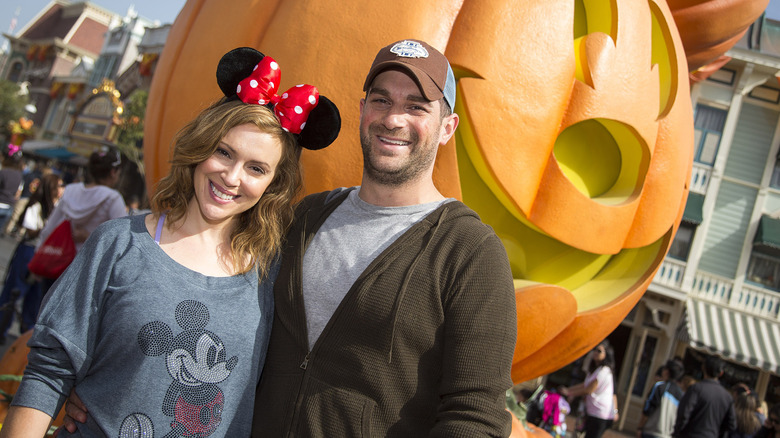 Alyssa Milano et David Bugilari souriants