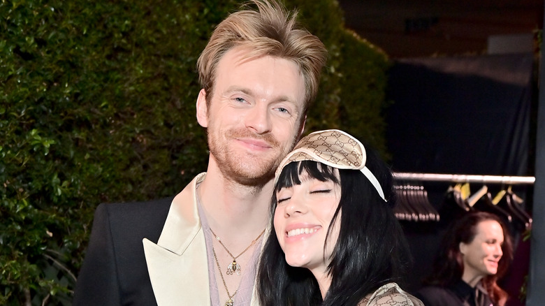 Finneas O'Connell et Billie Eilish souriant et posant ensemble