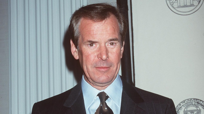 Peter Jennings posant