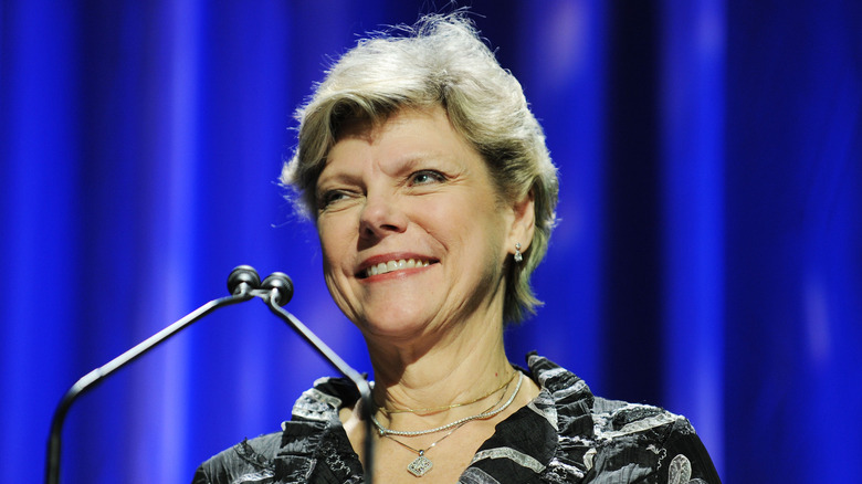 Cokie Roberts souriant devant le micro 