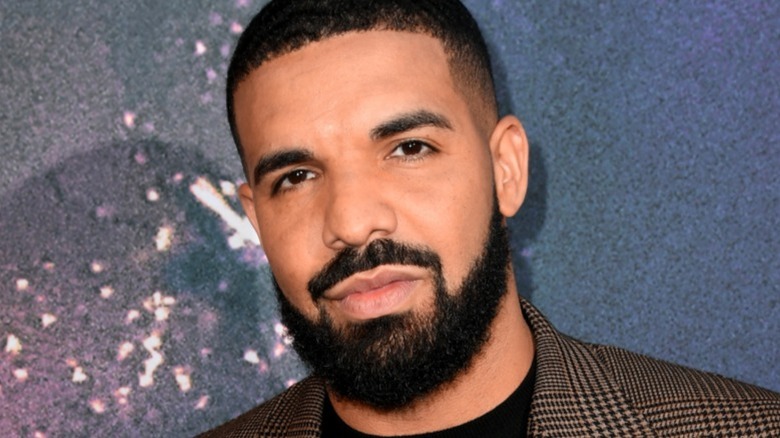 Drake pose pour une photo sur le tapis rouge