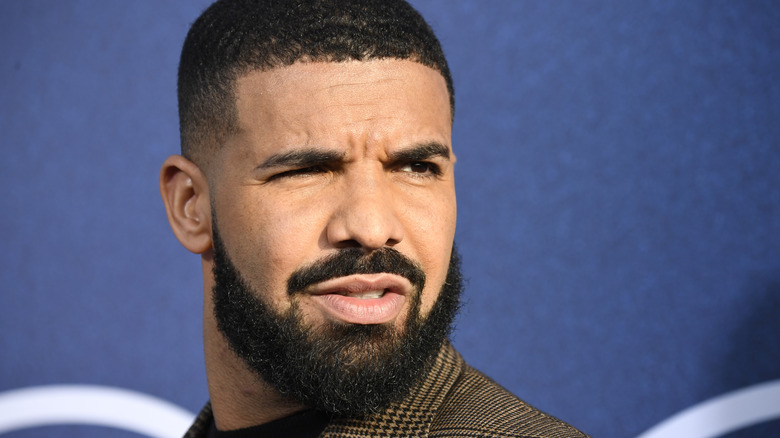 Drake fronce les sourcils sur le tapis rouge 