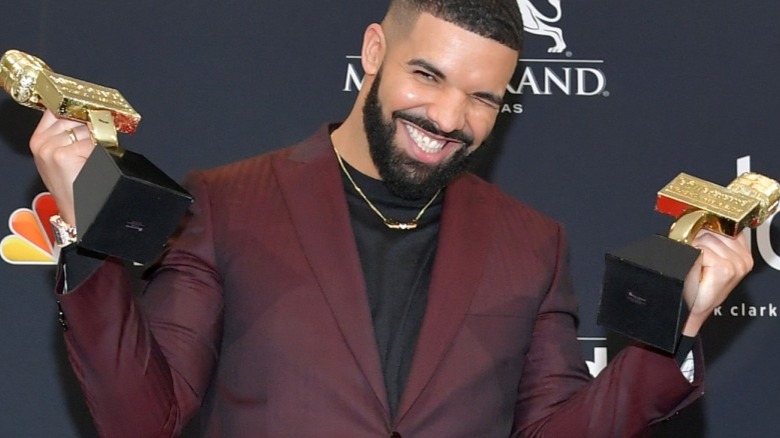 Drake sourit et pose avec ses Billboard Music Awards