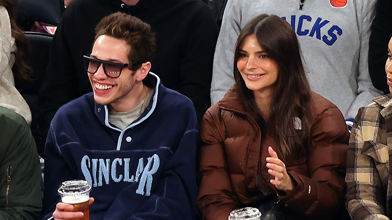 Pete Davidson et Emily Ratajkowski regardent un match de basket