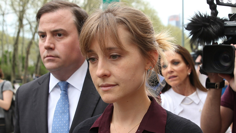 Allison Mack portant une chemise à col