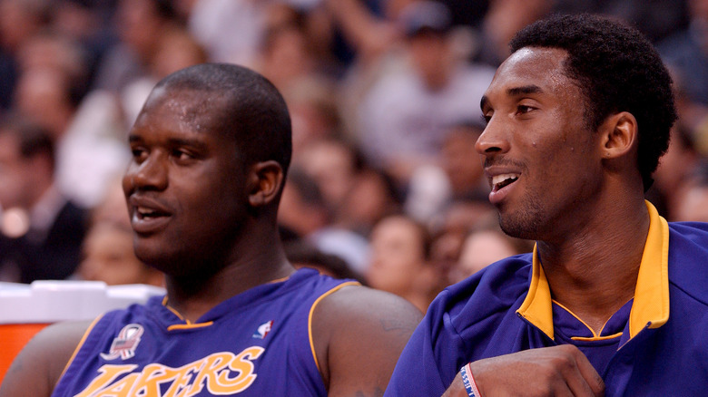 Shaquille O'Neal et Kobe Bryant apparaissent à un match des Lakers en 2002