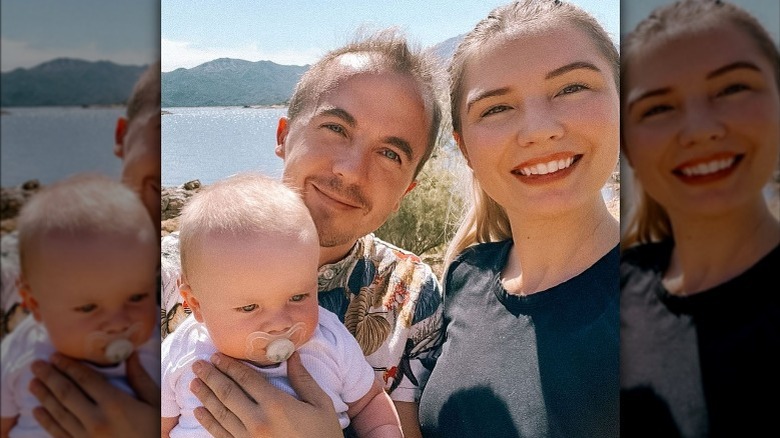 Frankie Muniz dehors avec sa femme et son fils