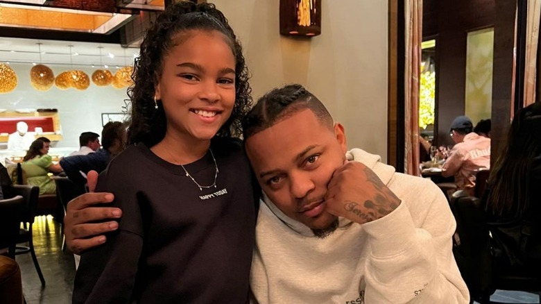 Shad Moss avec un bras autour de sa fille 