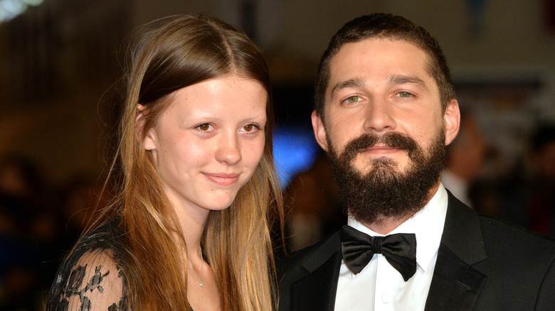 Mia Goth, Shia LaBeouf souriant