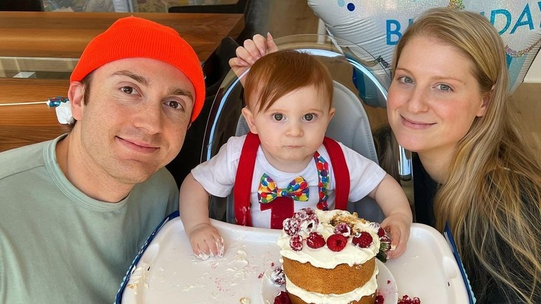 Daryl Sabara et Meghan Trainor posant avec leur fils