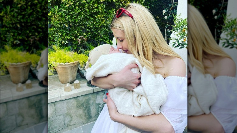 Emma Roberts berçant son fils