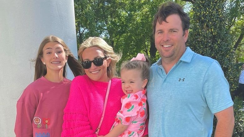 Jamie Lynn Spears posant dehors avec sa famille