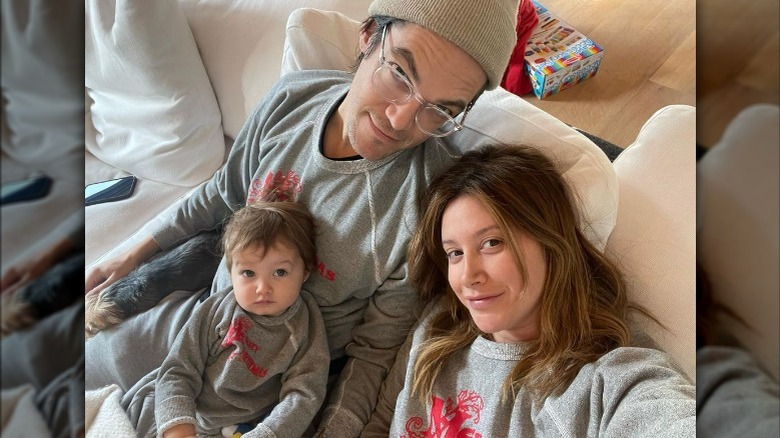 Ashley Tisdale prend un selfie avec son mari et sa fille