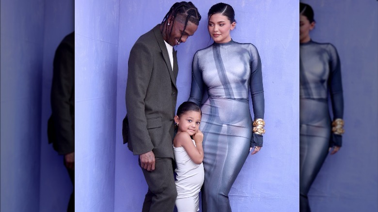 Travis Scott, Kylie Jenner posant avec Stormi