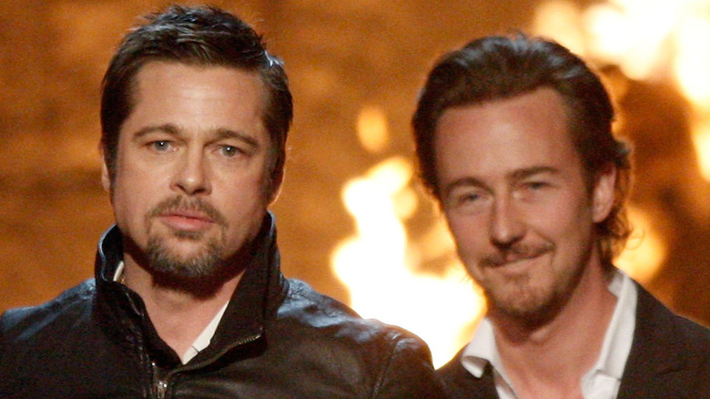 Edward Norton debout à côté de Brad Pitt